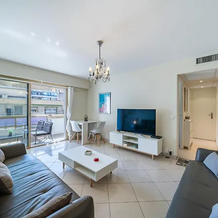 2 Pieces Avec Grande Terrasse Au Coeur De Cannes